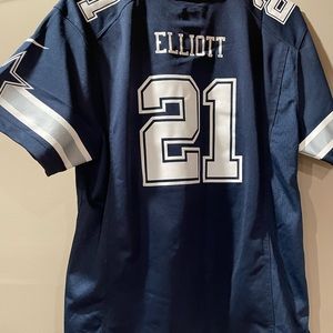 Excellent condition Ezekiel Elliot Jersey!